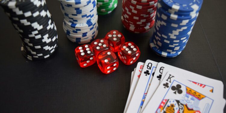 Foto di Pixabay: https://www.pexels.com/it-it/foto/carta-da-gioco-e-fiches-e-dadi-269630/