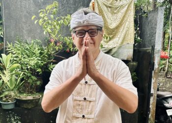 Aristide in abito balinese vicino al tempio di Mengening