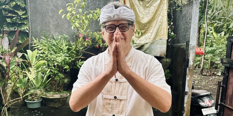 Aristide in abito balinese vicino al tempio di Mengening