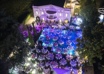 White Dinner Water Show ph Press