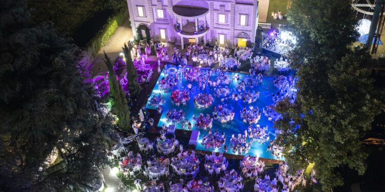 White Dinner Water Show ph Press